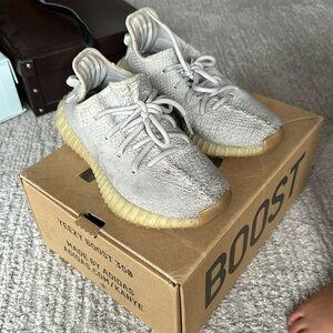Yeezy boost 350 men’s Sz 4 color is seasme